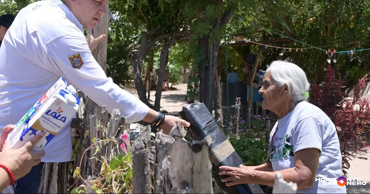 Esta acción, previo a la temporada de lluvias en la Laguna, consistió en la entrega de hules por parte de Bienestar Social, con el propósito de ayudar a proteger las viviendas que tienen carencias en sus techos y paredes. Por su parte, el DIF Municipal distribuyó leche como complemento alimenticio para fortalecer la economía familiar.