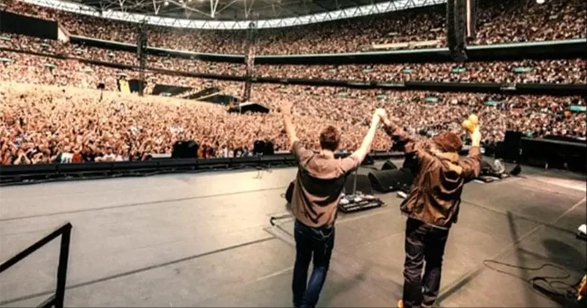Muere fan de Oasis tras caer de balcón durante concierto en Londres