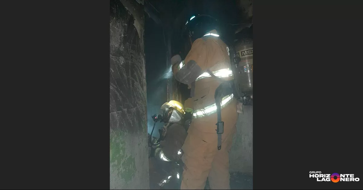 El siniestro fue reportado al número de emergencias alrededor de las 20:44 horas, indicando que una casa ubicada en la calle Huizaches #64, por calle Sauces, se encontraba en llamas. Ante la incertidumbre de si había personas atrapadas en el interior, elementos de la Dirección de Protección Civil y Bomberos se movilizaron rápidamente al lugar.