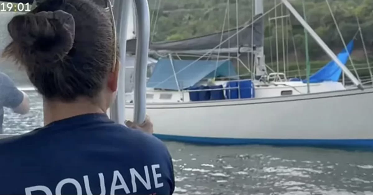 Autoridades de Francia encontraron 1.8 toneladas de cocaína y metanfetamina escondida en un velero que partió de México con dirección a Tonga, Oceanía