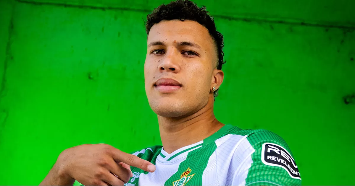 El club dio a conocer en un breve comunicado que el futbolista ha sido transferido al cuadro español.