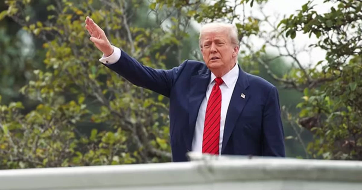 Flanqueado por guardaespaldas y bajo la protección de francotiradores, Trump estuvo unos veinte minutos sobre el tejado de la sala de prensa.