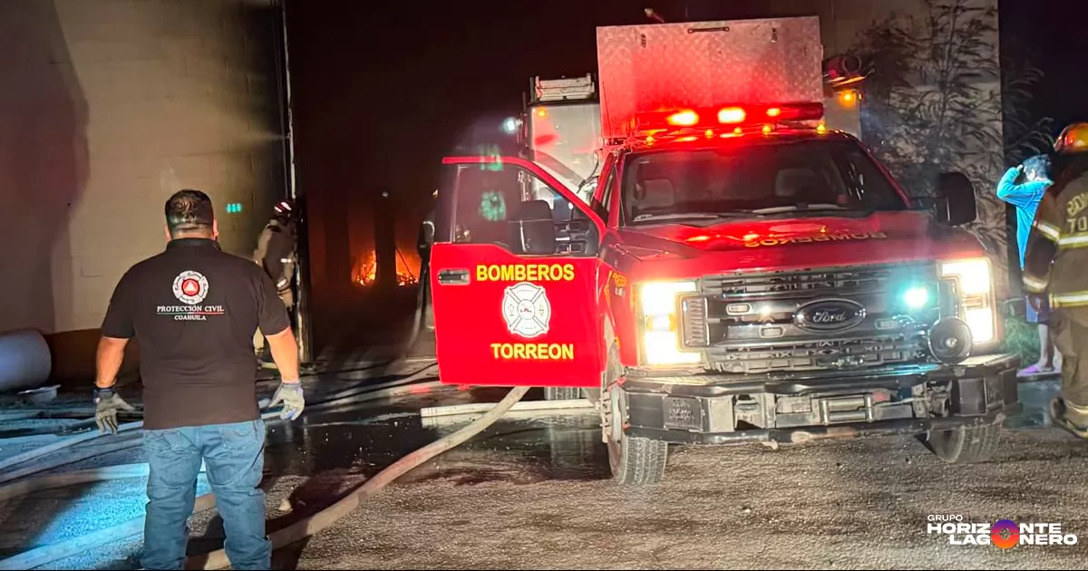 El siniestro fue reportado a las 21:45 horas al sistema de emergencias 911, movilizando de inmediato a personal de la Coordinación de Protección Civil del Estado, Región Laguna, quienes al llegar confirmaron el fuego activo en una estructura de aproximadamente 25 por 55 metros.