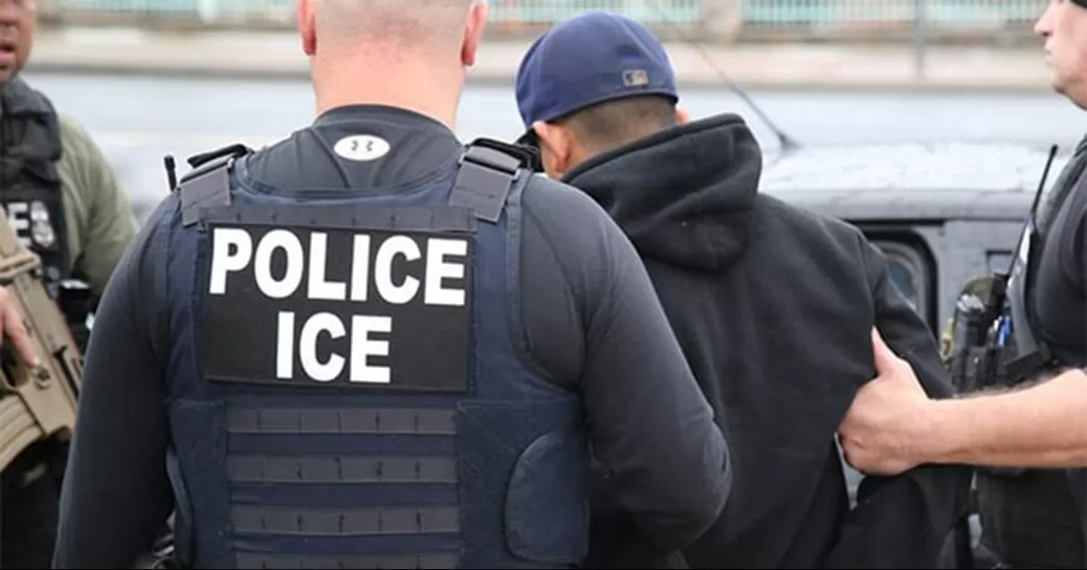 Escribieron mal su nombre en una multa de tránsito, fue a la Policía para aclararlo y lo arrestó ICE