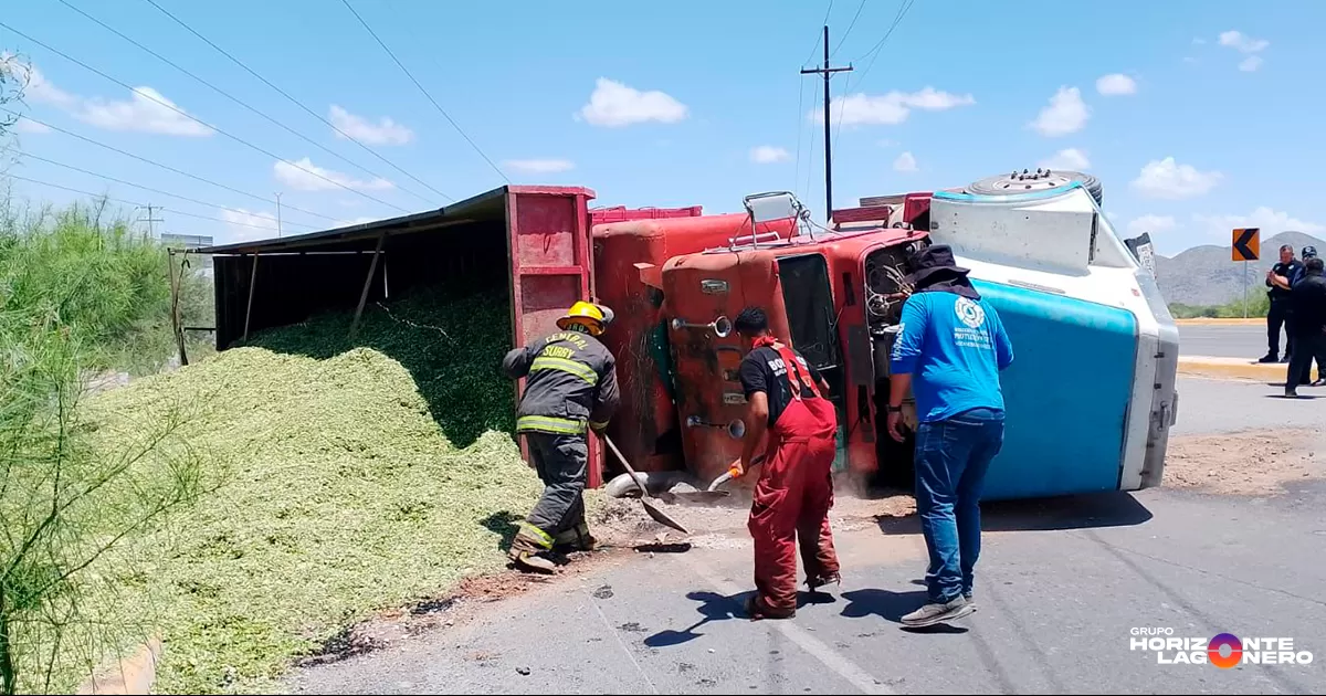 Vuelca camión de alimento para ganado en Matamoros
