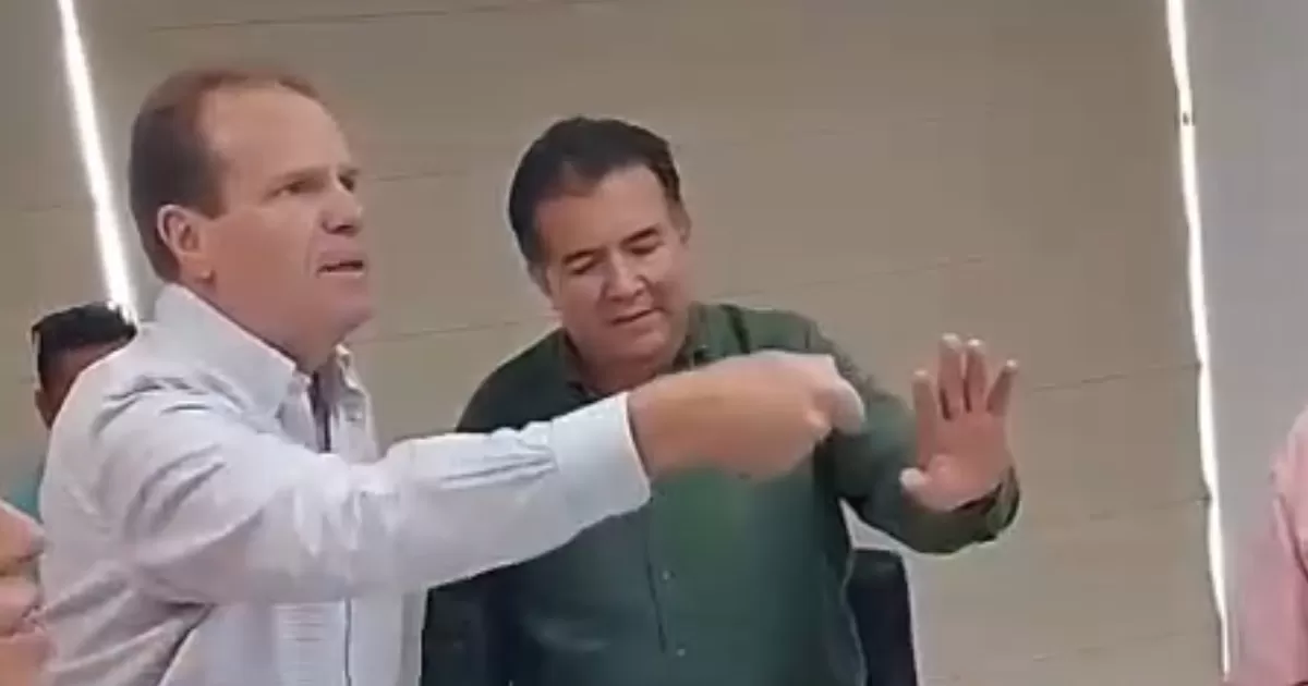 “Truena” director de obras públicas en reunión con vecinos de Villa Florida