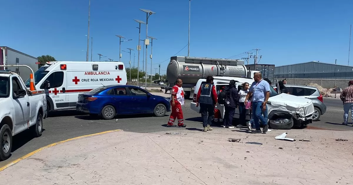Carambola en periférico de Lerdo deja solamente daños materiales
