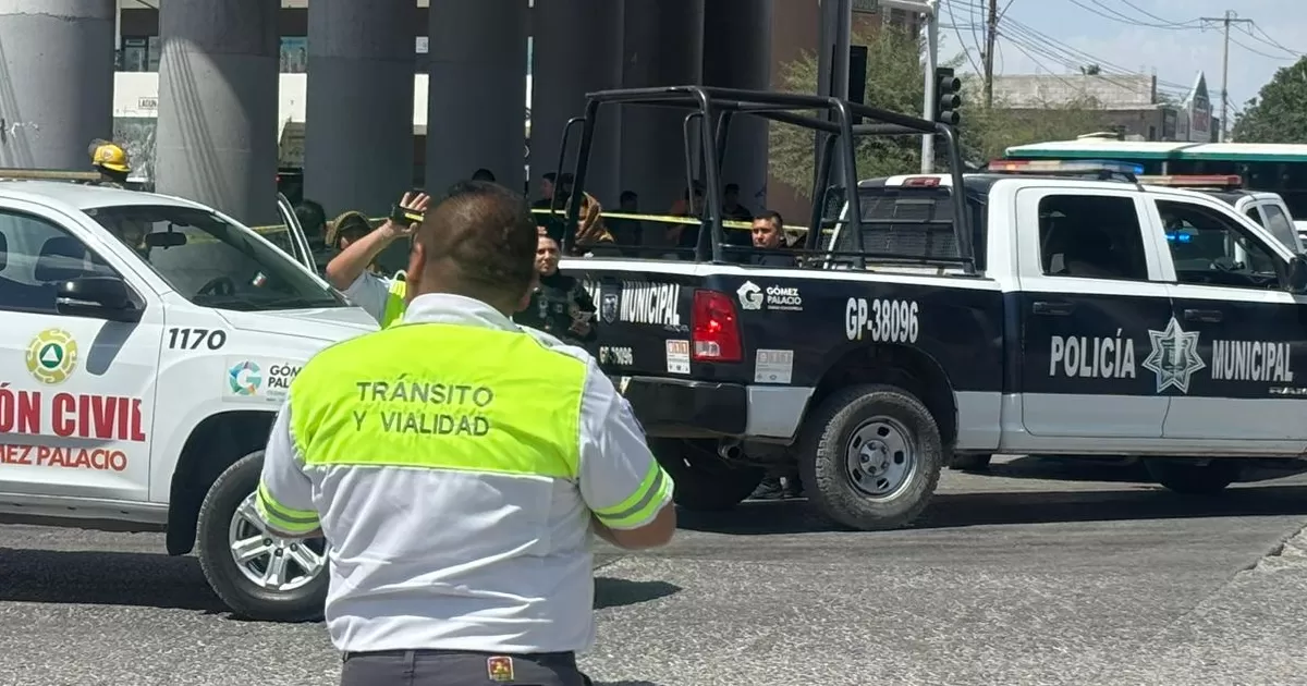Según los primeros informes, el hombre se encontraba en el puente vehicular “Jabonoso” en el bulevar Ejército Mexicano, sobre los carriles que circulan a Torreón.
