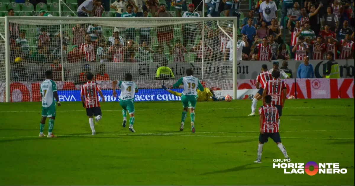 Con milagro de Acevedo, Santos vence a Chivas