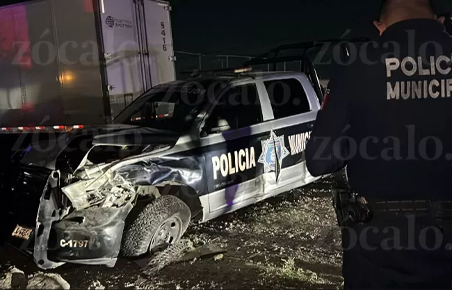 Hombre atropella con un tráiler robado a un policía, choca contra varios vehículos y huye a pie sin ser detenido.