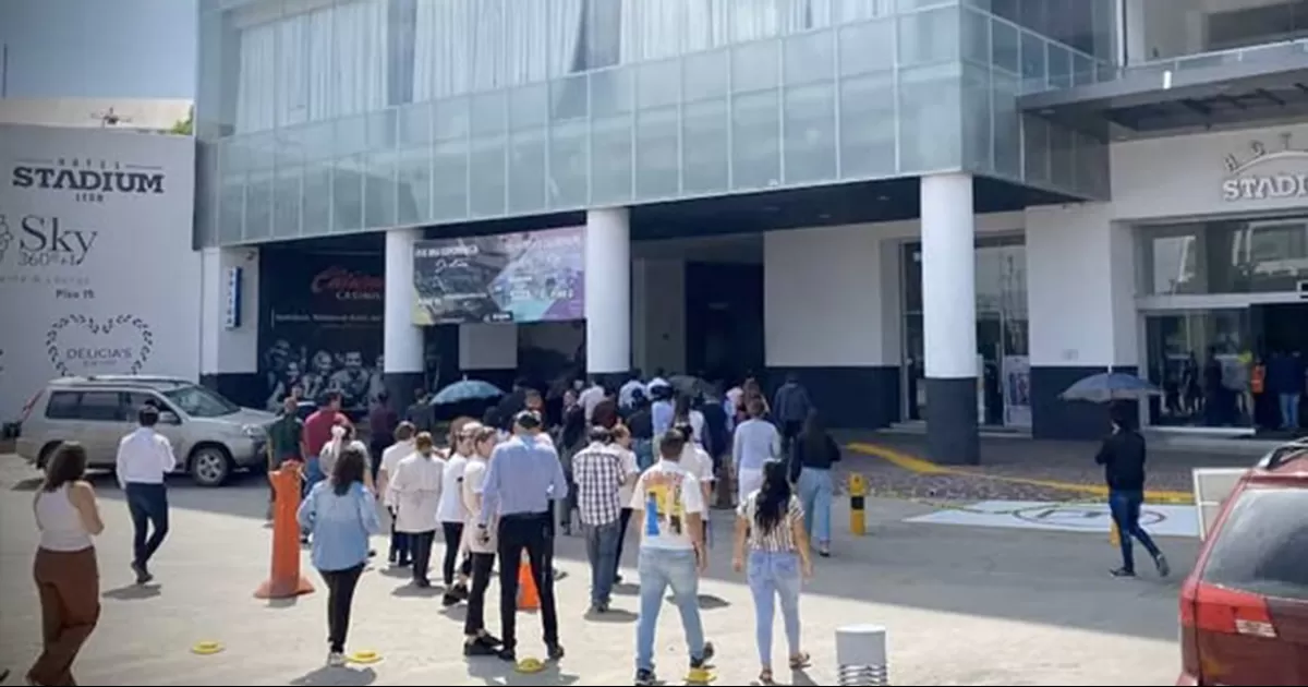 Mujer de 27 años muere tras caer desde varios pisos en Plaza Stadium de León