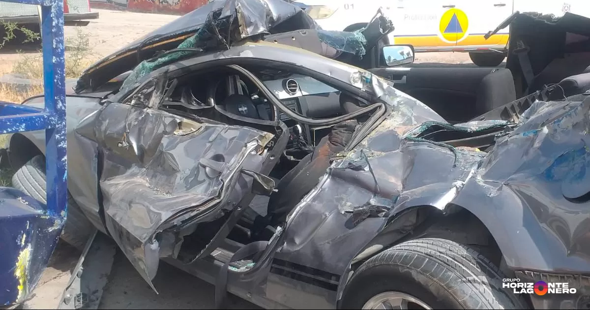 Conductor termina prensado y lesionado tras impactarse con camión estacionado en Torreón