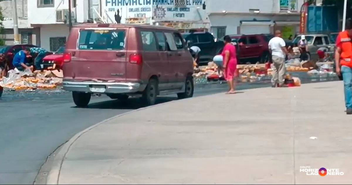 Vuelca carga de tráiler en glorieta Juan Pablo de Torreón; ciudadanos realizan rapiña