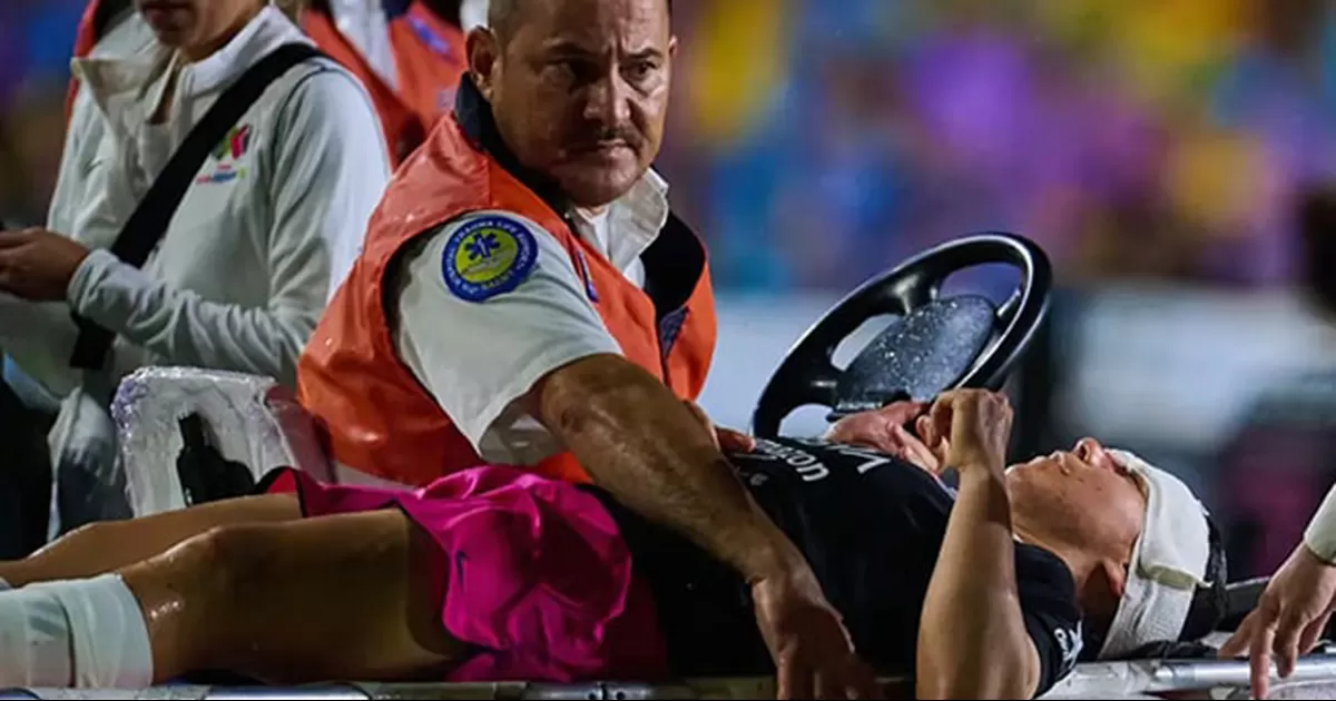 Charlyn Corral recibe una patada en la cara en duelo ante Barcelona y termina en el hospital