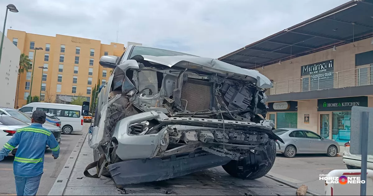 El accidente se registró al interior de la plaza comercial City Galerías ubicado sobre el periférico Raúl López Sánchez cerca al puente vehicular Villa Florida.