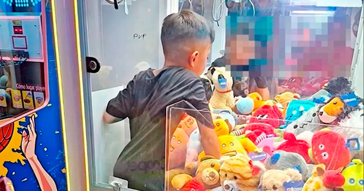 El niño, de 8 años, ingresó a la máquina por el orificio donde caen los premios, siendo rescatado por un paseante de la plaza