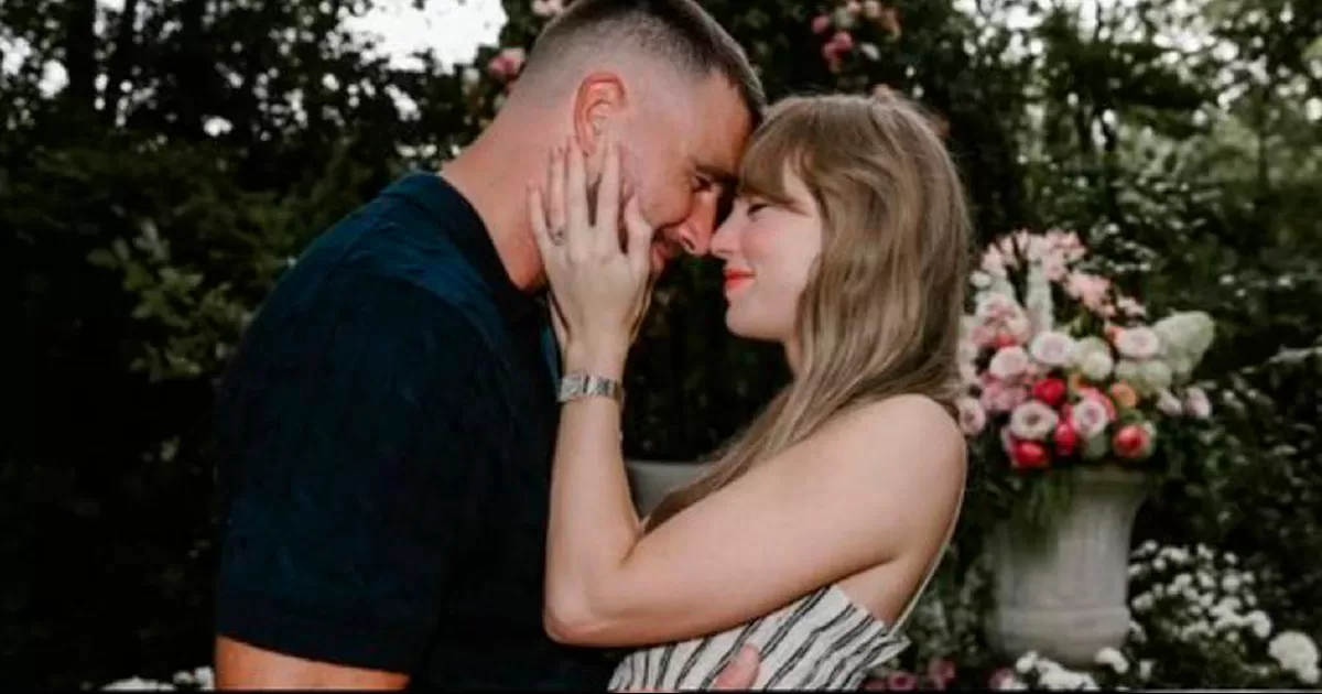 A través de redes sociales, la cantante y el jugador de la NFL anunciaron su compromiso junto a varias imágenes