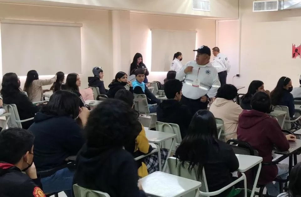 Capacitan a universitarios de Torreón sobre reglas de tránsito