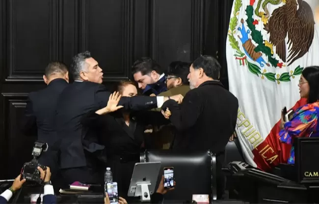 El hecho se dio al término de los trabajos legislativos mientras finalizaban de entonar el Himno Nacional
