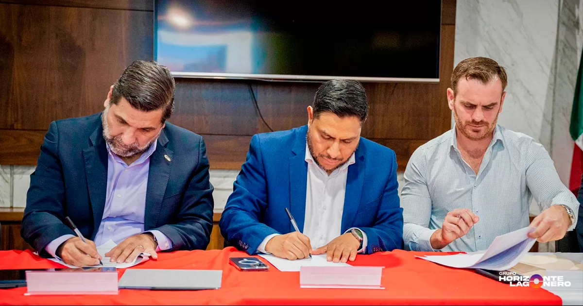 El acto se llevó a cabo en las instalaciones de la CMIC Coahuila Sureste y estuvo encabezado por Tanech Sánchez Ángeles, director general del Centro SICT Coahuila, y Luis Rafael Méndez Jaled, presidente nacional de la CMIC, quien participó como testigo de honor en la firma del acuerdo.