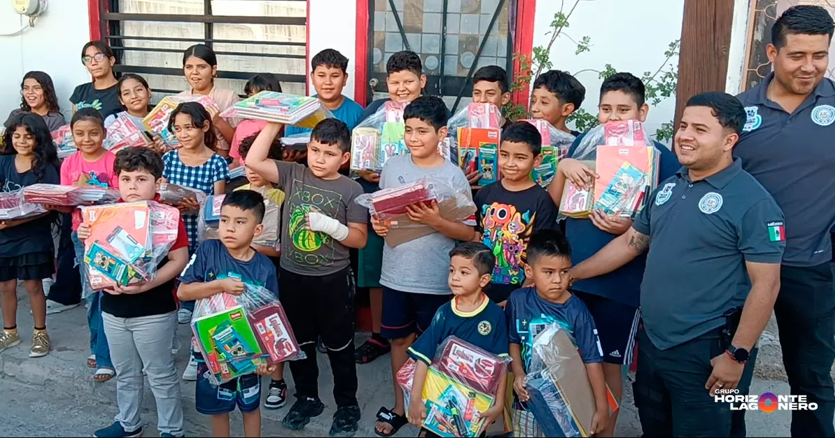 Agentes de Investigación Criminal entregan paquetes escolares en Torreón