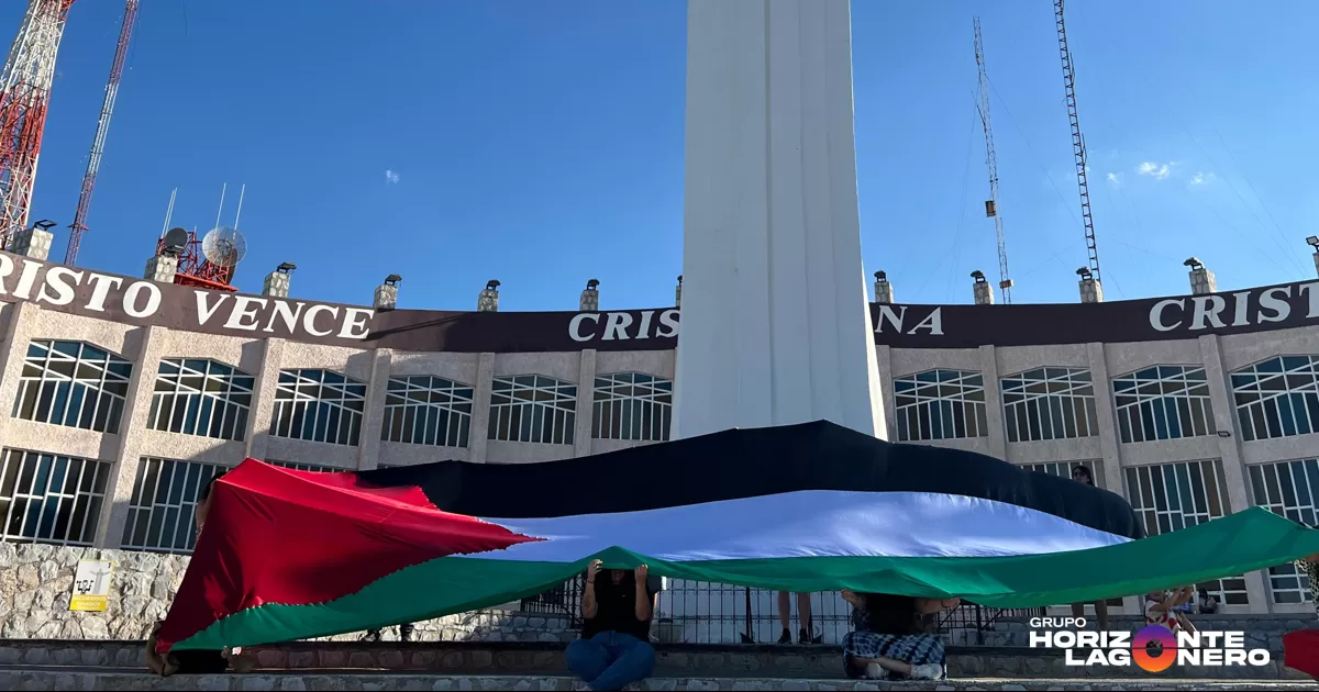 La bandera, que mide 4 metros de ancho por 9 de largo, fue colocada por la activista Dana Mendoza y otros participantes, quienes trabajaron en la organización del evento durante mes y medio