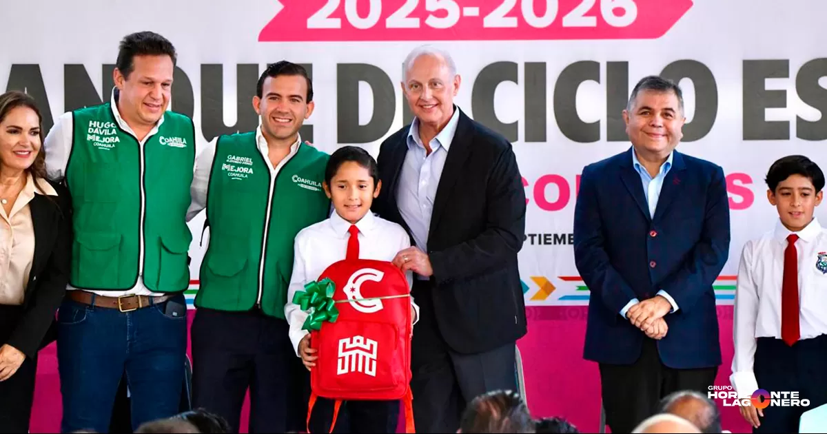 Inicia ciclo escolar 2025-2026 en Torreón con entrega de útiles y mochilas
