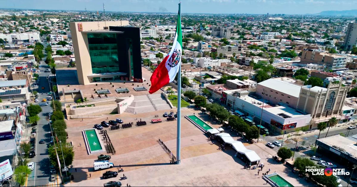 Realizan ceremonia de izamiento de bandera en Torreón