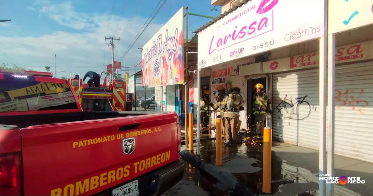En el interior se consumían en llamas diversos objetos, entre ellos una computadora, una pantalla, dos básculas eléctricas, una terminal bancaria, un motor de aire, cableado, una silla y mercancía de dulces y piñatas.