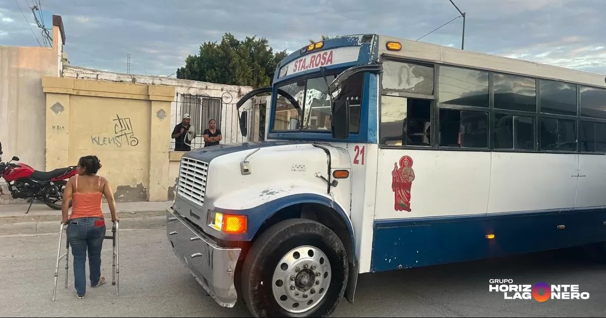 El percance ocurrió alrededor de las 06:30 horas en el cruce del bulevar Santa Rita y la calle Castaños, cuando la víctima, identificada como Marta Elena Alvarado González, esperaba abordar la unidad.