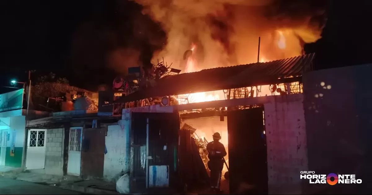 Incendio consume compraventa de plásticos en la colonia La Merced de Torreón