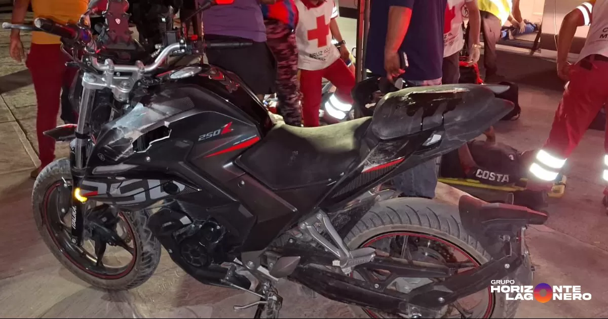 Dos menores resultan gravemente lesionados tras derrape de motocicleta en Torreón