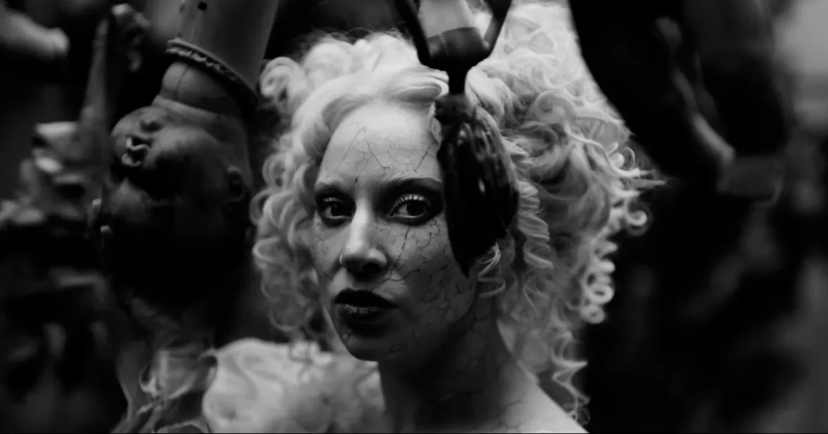 Gaga estelariza este video siendo una muñeca más de la mítica y misterioso isla en Xochimilco