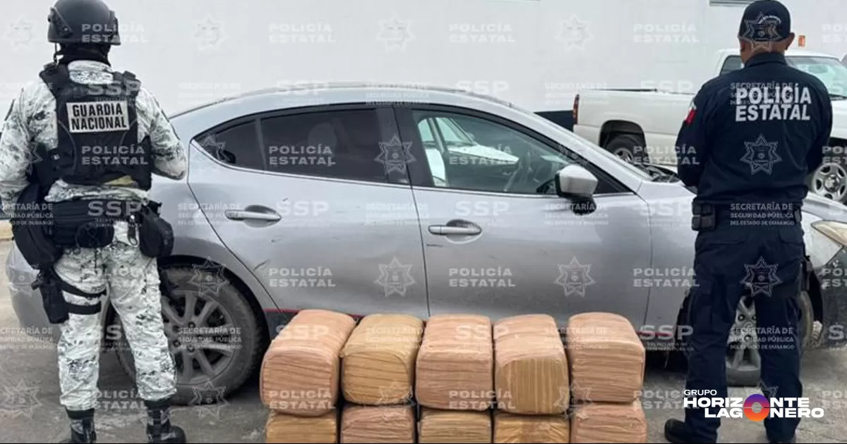 Tras patrullar por la zona mencionada se detectó un vehículo Mazda 3 modelo 2016 color plata, con placas del estado de Sinaloa, a la borde de la cinta asfáltica procediendo a la inspección correspondiente.