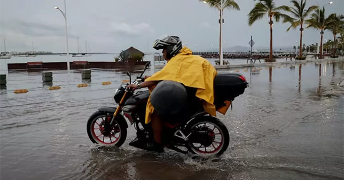 Se prevé que la tormenta tropical mantenga su debilitamiento durante el día, sobre el océano Pacífico, frente a la costa de Baja California Sur