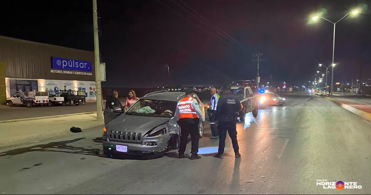 Ebrio impacta su automóvil contra una luminaria en Torreón