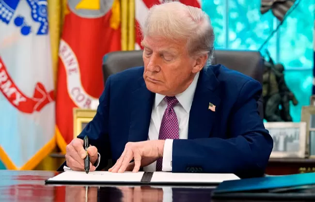 El presidente Trump firmó una orden ejecutiva para sancionar a países que detengan "injustamente" a ciudadanos de EU en el extranjero