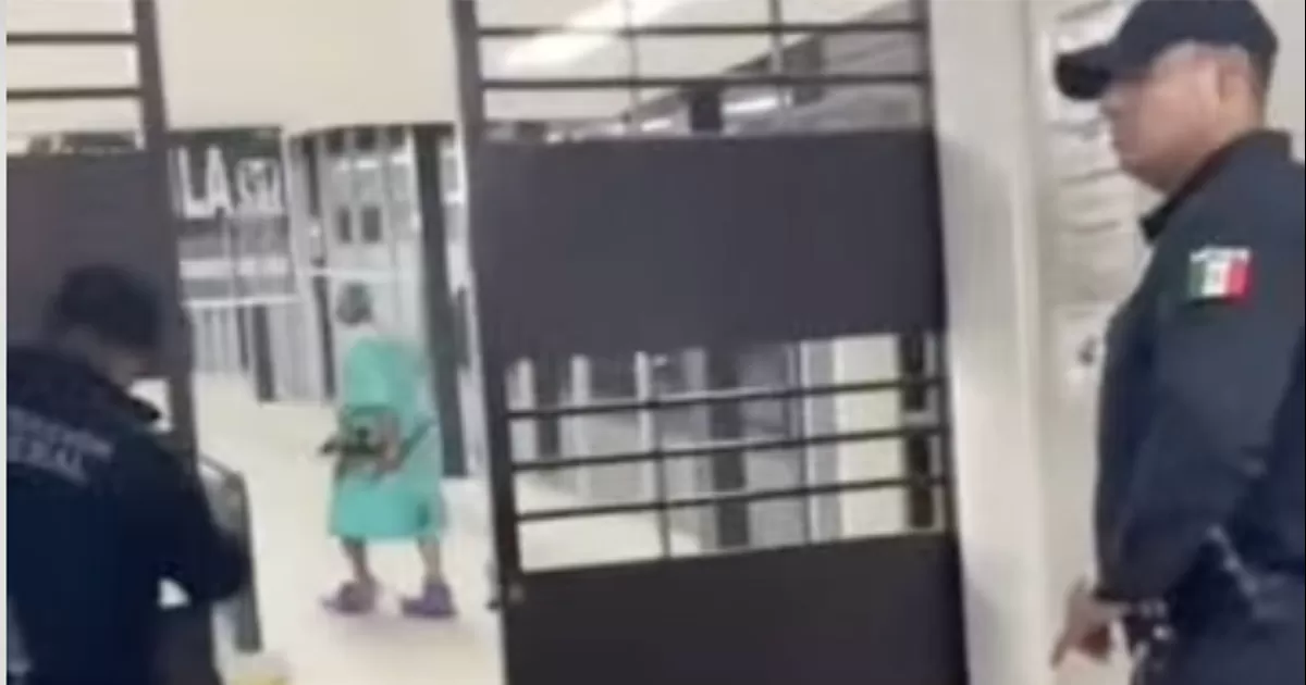 De acuerdo con los reportes, el hombre habría exigido ver a sus hijos, mientras se encontraba cubierto en sangre, situación que derivó en llamadas de emergencia al 911.