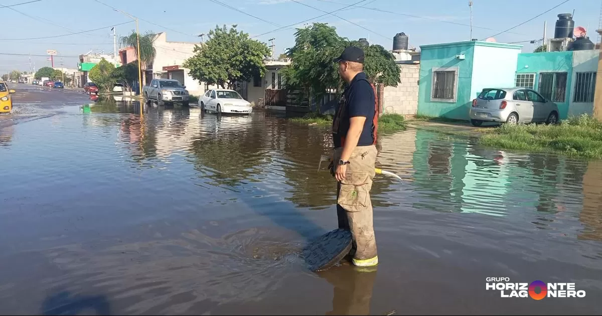 Jorge Luis Juárez Llanas, titular de Protección Civil y Bomberos de Torreón, dijo que las acciones a la atención a esta precipitación se generó desde el comienzo de su caída por la noche de este sábado.