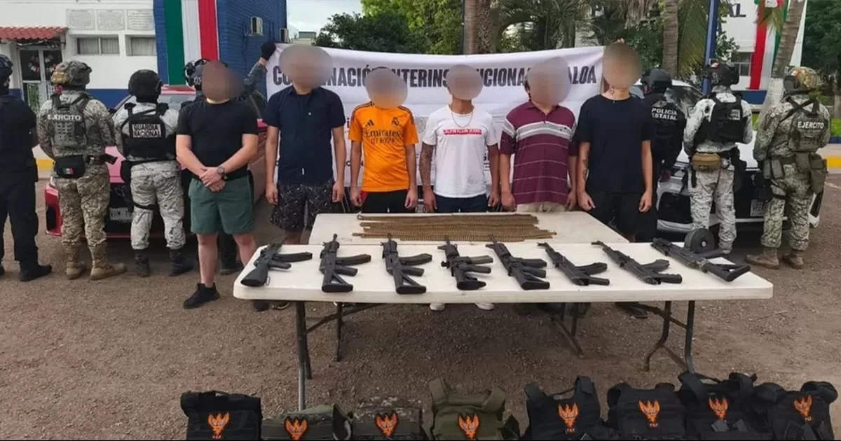 Caen 8 civiles armados y aseguran arsenal tras operativo en residencial de Culiacán