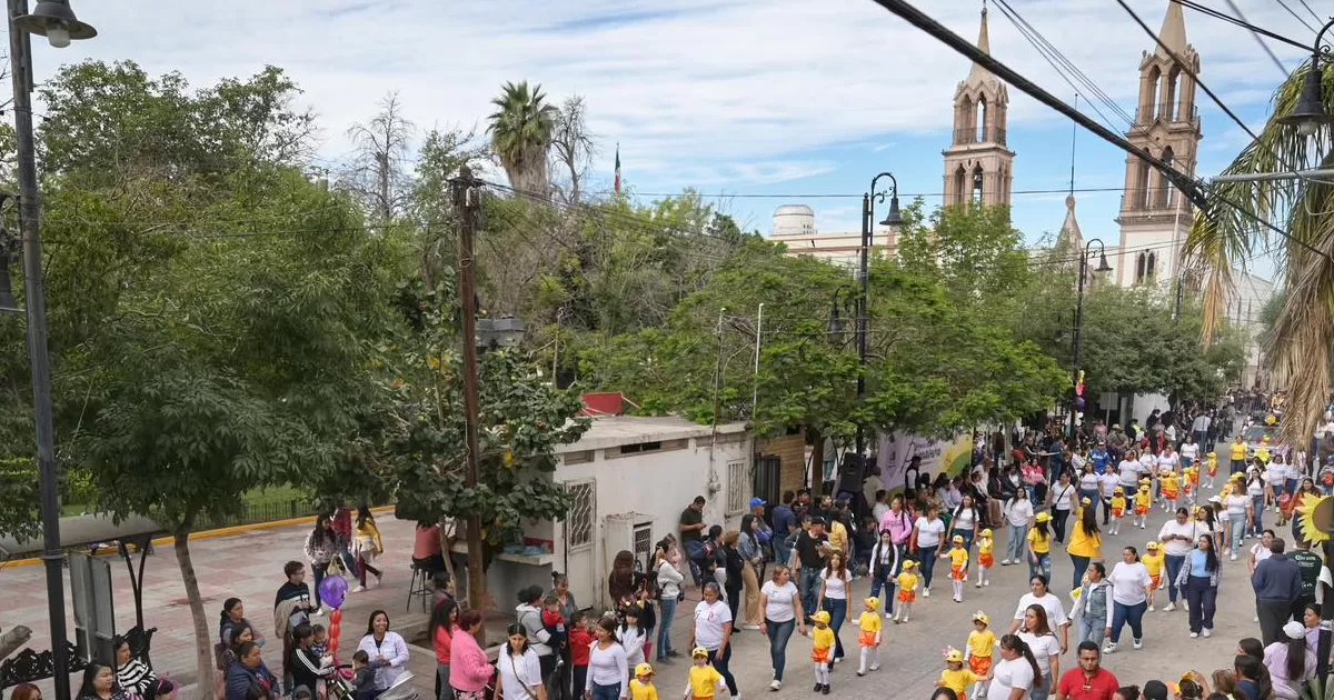 Realizan desfile por la primavera en Lerdo