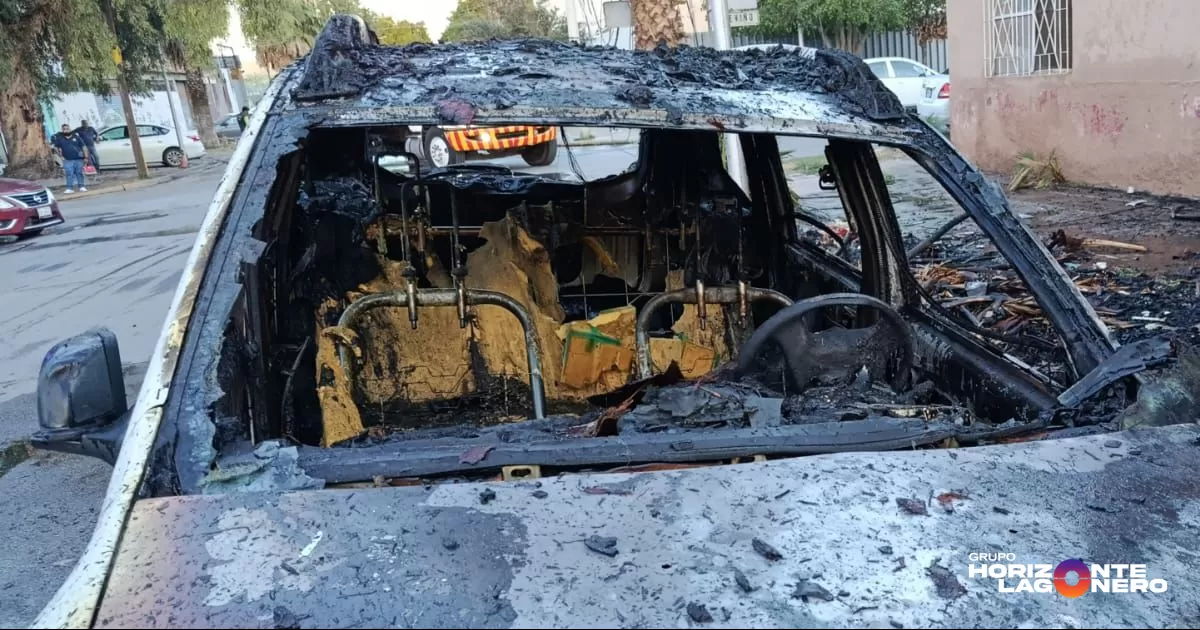 El hecho se registró minutos antes de las 19:00 horas sobre avenida Abasolo y calle Treviño, cuando según testigos de los hechos, las llamas comenzaron cerca a una palma.
