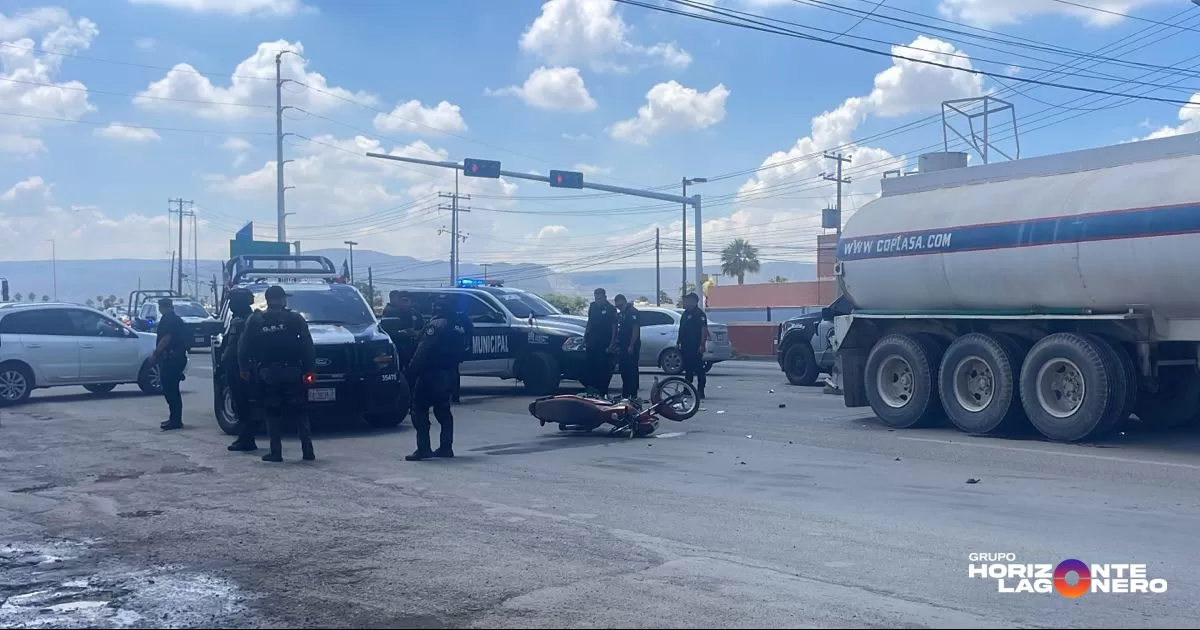 De acuerdo con los primeros reportes, un tráiler tipo pipa no respetó la luz roja del semáforo, obstruyendo el derecho de paso de un motociclista que circulaba correctamente.