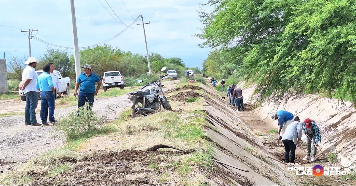 El titular de la SDR, Jesús María Montemayor Garza, en representación del gobernador Manolo Jiménez Salinas, supervisa y mantiene una visita constante de supervisión a estas labores que forman parte del Programa de Empleo Temporal Región Laguna 2025.
