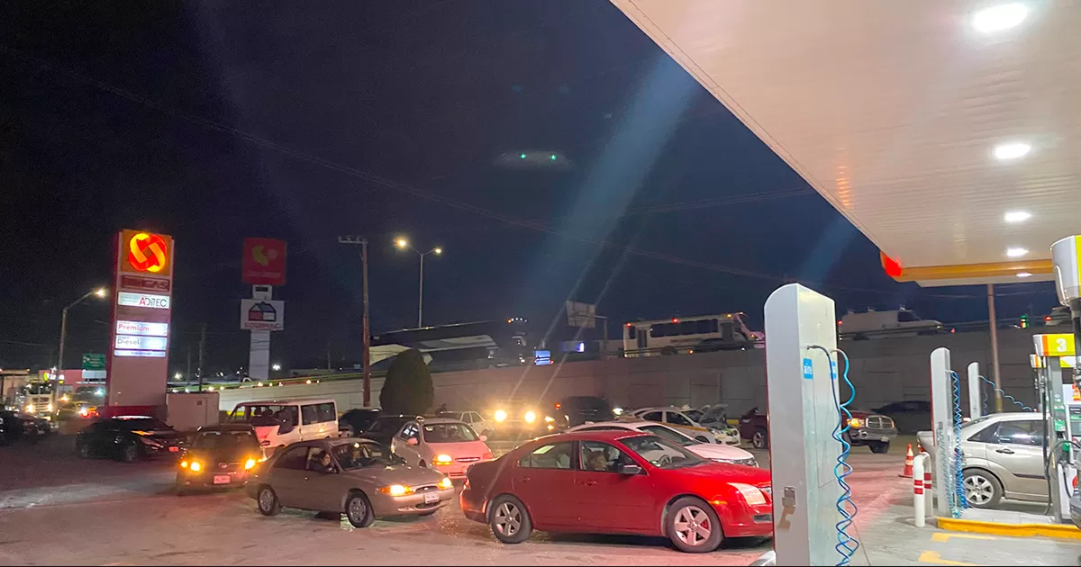 Saltillo enfrenta escasez de gasolina Magna; largas filas se ven en estaciones
