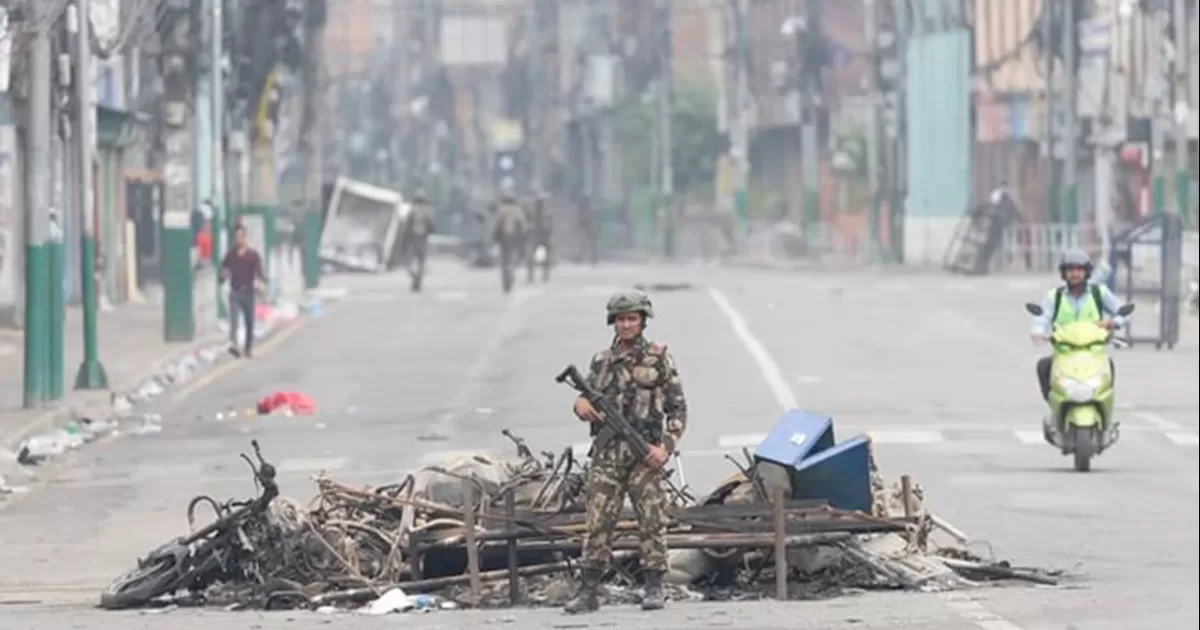 La Policía Armada abrió fuego para controlar la situación, causando la muerte a cinco personas e hiriendo a otras siete, según el diario The Kathmandu