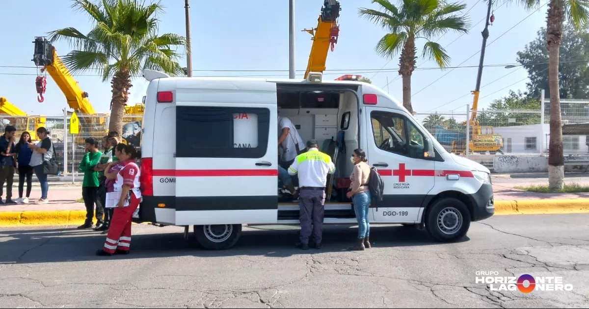 Motociclista atropella a dos jóvenes frente al Cetis 47 en Gómez Palacio
