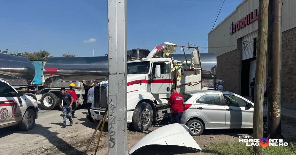 Pipa se impacta contra vehículo estacionado en bulevar Ejército Mexicano de Gómez Palacio