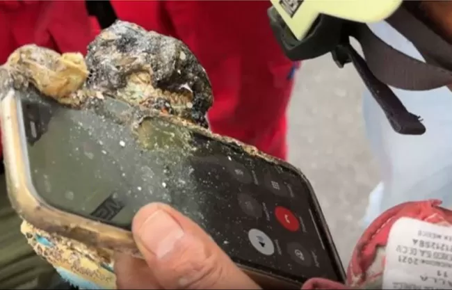 Celular calcinado suena entre escombros y revela pertenencias de estudiante desaparecida tras explosión