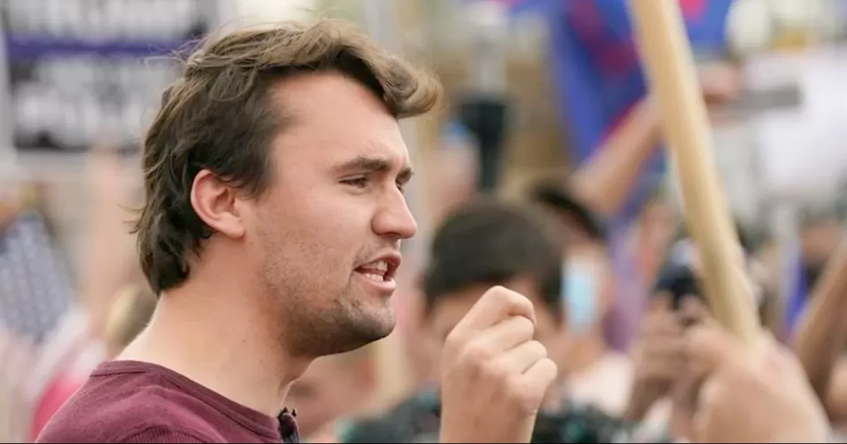 El joven de derecha e influencer Charlie Kirk, un importante aliado del Presidente Donald Trump, recibió un disparo este miércoles en un acto público en una universidad de Estados Unidos y fue pronunciado muerto tras ser trasladado a un hospital